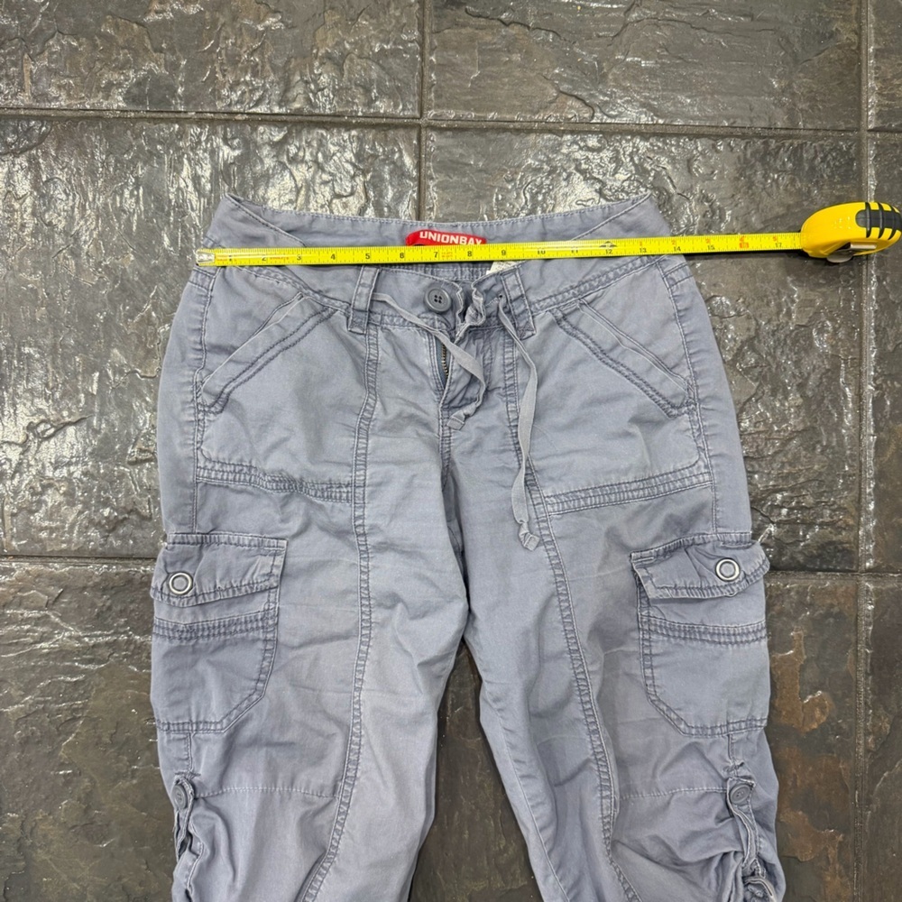 UNIONBAY Gray Cargo Y2K Capris for Women Size 0 - Picture 5 of 7